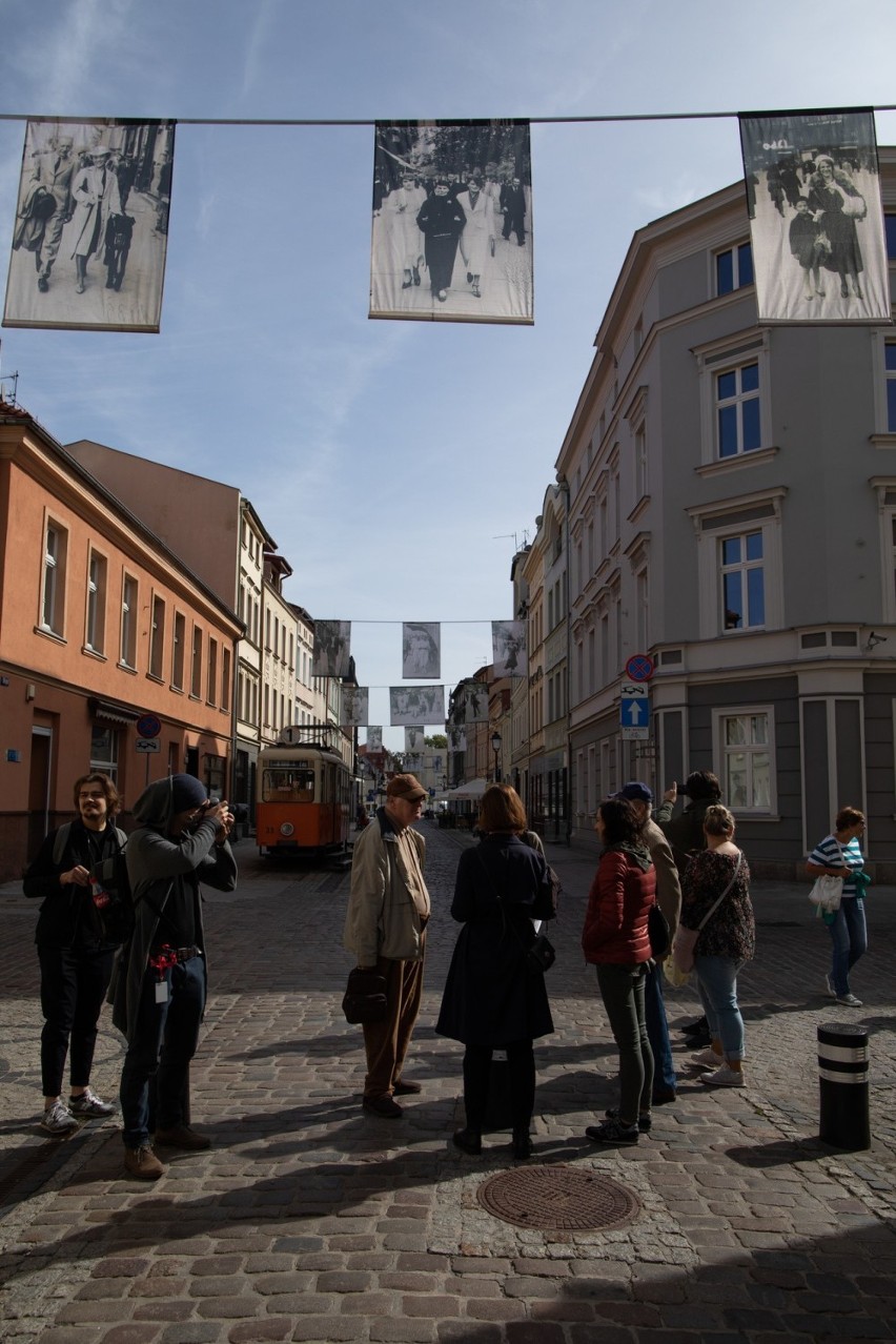 W Bydgoszczy pojawiły się fotografie uliczne, wykonane w...