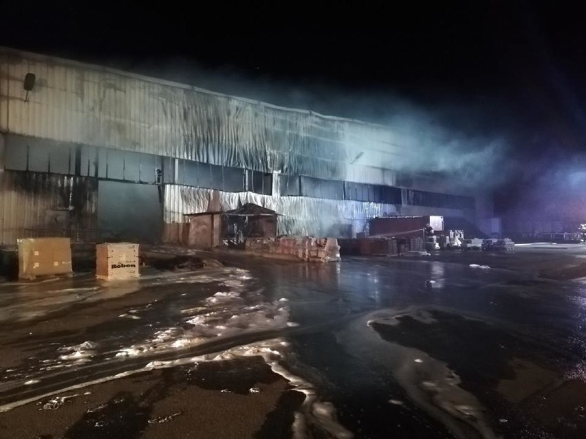 Wielki pożar fabryki w Środzie Śląskiej. Z ogniem walczyły 23 zastępy straży pożarnej [ZDJĘCIA]