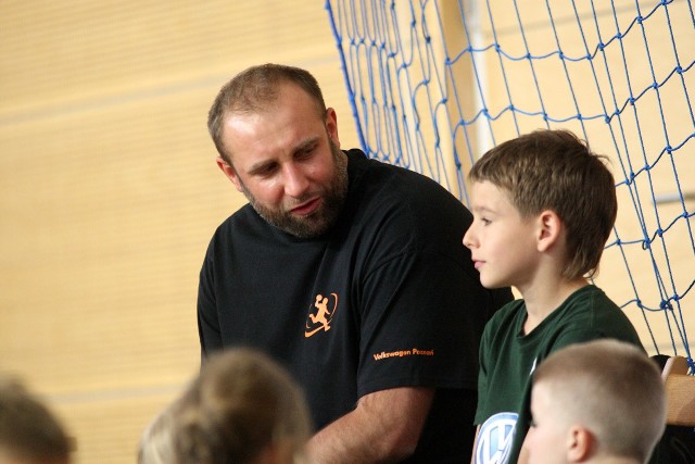 Artur Siódmiak w rozmowie z jednym z uczestników turnieju w hali UAM na Morasku