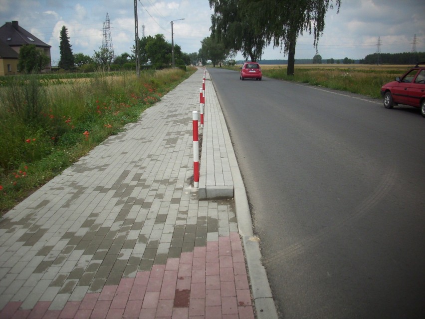 Od jezdni ścieżka oddzielona jest na początkowym odcinku...