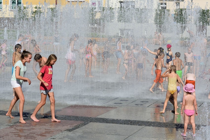 Upały w Polsce. Mieszkańcy miast szukają ochłody w fontannach