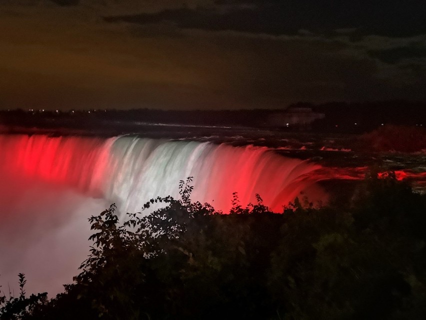 Wodospad Niagara w biało-czerwonych barwach