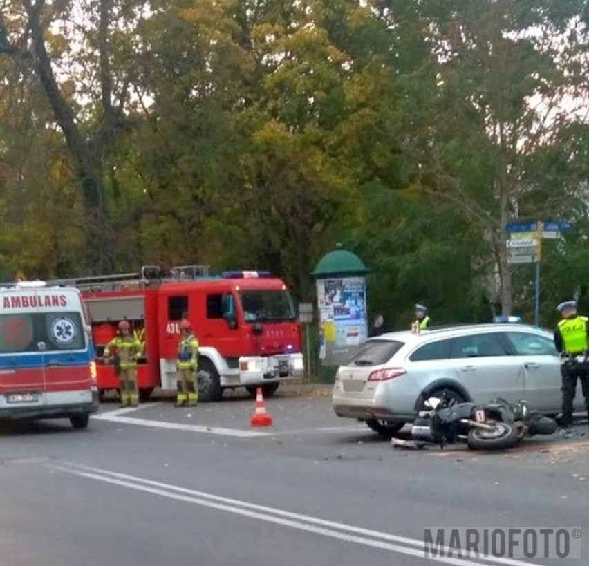 Wypadek w Kluczborku. Zderzenie samochodu z motocyklem. Ranna jest jedna osoba. Na miejscu lądował śmigłowiec LPR [ZDJĘCIA]