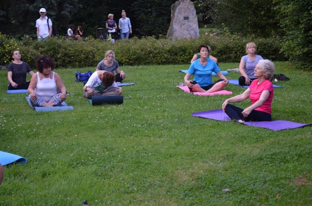 Joga w piotrkowskim parku im. ks. J. Poniatowskiego odbywa się co środę