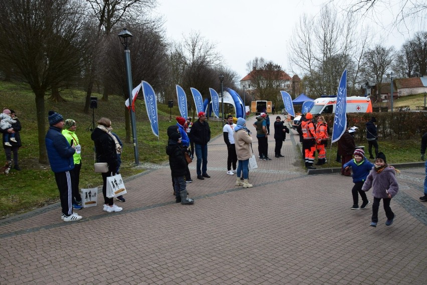 W Sandomierzu ponad 140 osób pobiegło „Wilczym Tropem”. Biegacze upamiętnili Żołnierzy Wyklętych. Zobacz zdjęcia