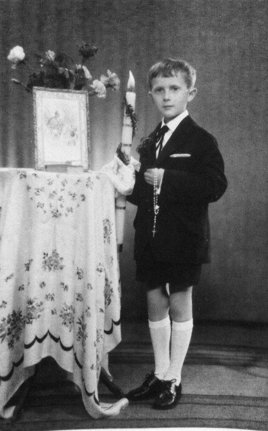 Zdjęcie chłopca pierwszokomunijnego pochodzi z 1970r....