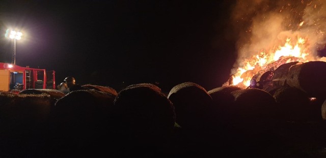 Pożar balotów słomy w Książu Wielkopolskim