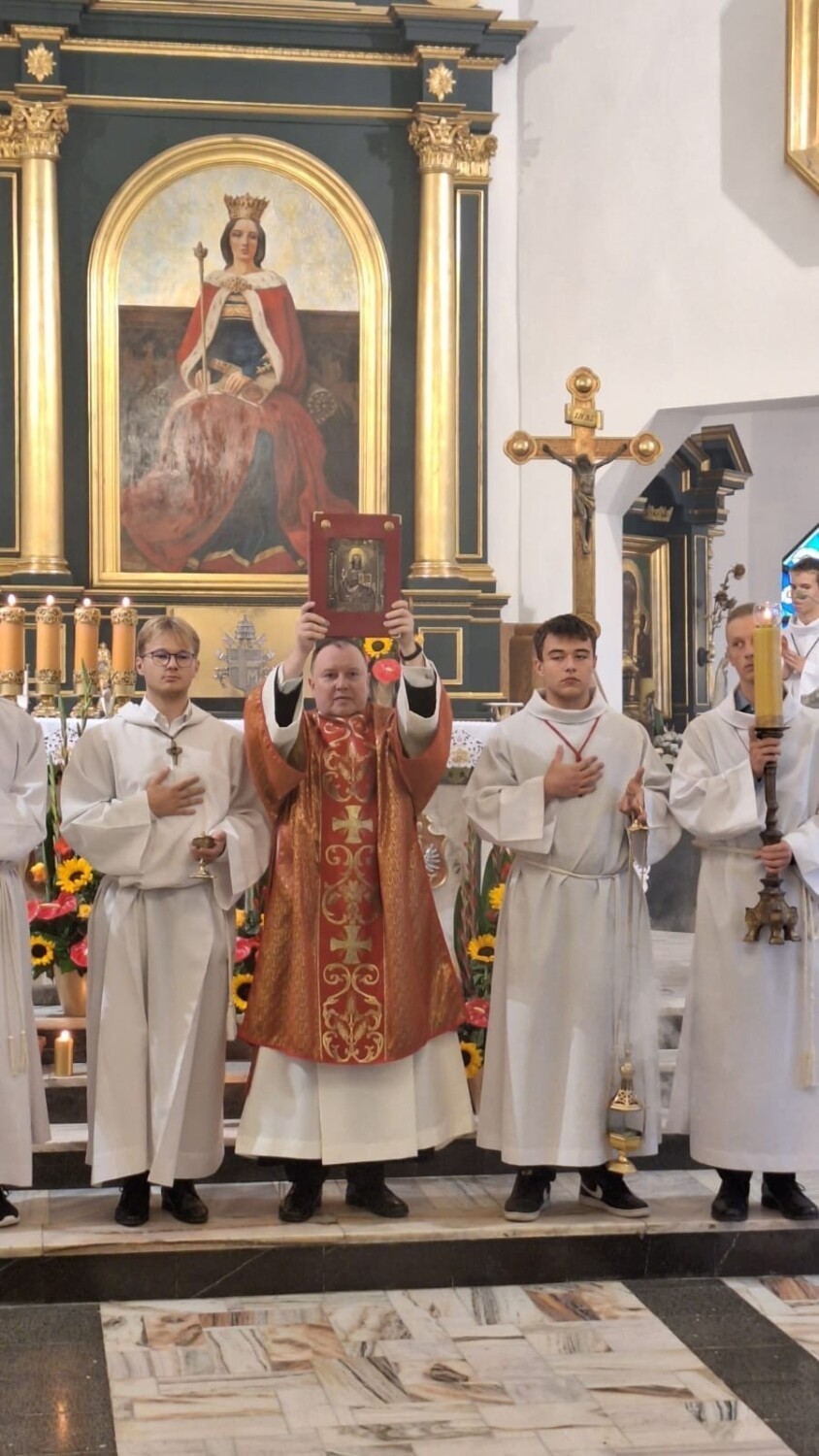 Bierzmowanie w parafii świętej Jadwigi Królowej w Radomiu. Mszy przewodniczył biskup Marek Solarczyk