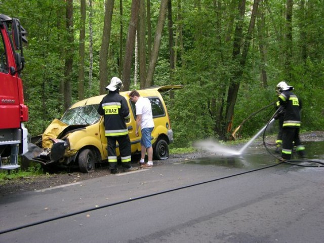 Groźny wypadek na drodze do Bolimowa wydarzył się w poniedziałek, 7 lipca. Dwie osoby odniosły obrażenia i zostały odwiezione do szpitala.