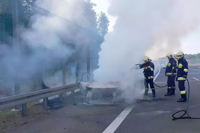 Akcja gaśnicza trwała ponad godzinę. Płonący samochód zablokował oba pasy ruchu w kierunku Zielonej Góry. Wiele samochodów utknęło tam w korku. Ich kierowcy zachowali się równie przytomnie, co rozważnie. Zjechali na pobocza. Dzięki utworzonemu przez nich korytarzowi życia, strażacy bez problemu mogli dojechać do płonącego pojazdu.