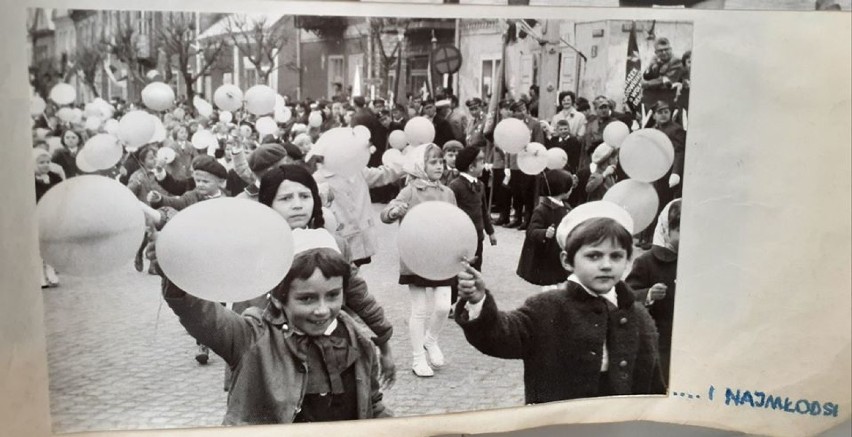 Z kroniki Sokólskiego Ośrodka Kultury. Tak kiedyś wyglądały 1-majowe pochody w Sokółce