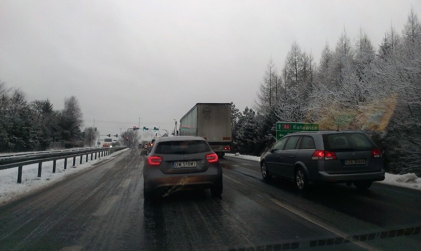 Śląskie: Ślisko na drogach! Błoto pośniegowe i lód utrudnia jazdę, tworzą się korki [atak zimy]