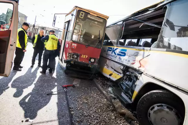 Kierujący tramwajem usłyszał zarzuty spowodowania katastrofy w ruchu lądowym.

Przypomnijmy, do wypadku z udziałem autobusu i tramwaju doszło nieco ponad trzy miesiące temu u zbiegu ul. Jagiellońskiej i Ogińskiego w Bydgoszczy, w pobliżu Trasy Uniwersyteckiej.

Kierowca autobusu skręcając zderzył się wówczas z tramwajem. Ucierpiało kilkanaście osób. 

Szybko okazało się jednak, że kierujący autobusem miał zielone światło, a do sygnalizacji świetlnej nie zastosował się motorniczy.

Jak podaje "Gazeta Wyborcza Bydgoszcz", Prokuratura Bydgoszcz-Północ postawiła motorniczemu zarzuty sprowadzenia katastrofy w ruchu lądowym.

INFO Z POLSKI - przegląd najciekawszych informacji ostatnich dni w kraju (20.07.2017)
