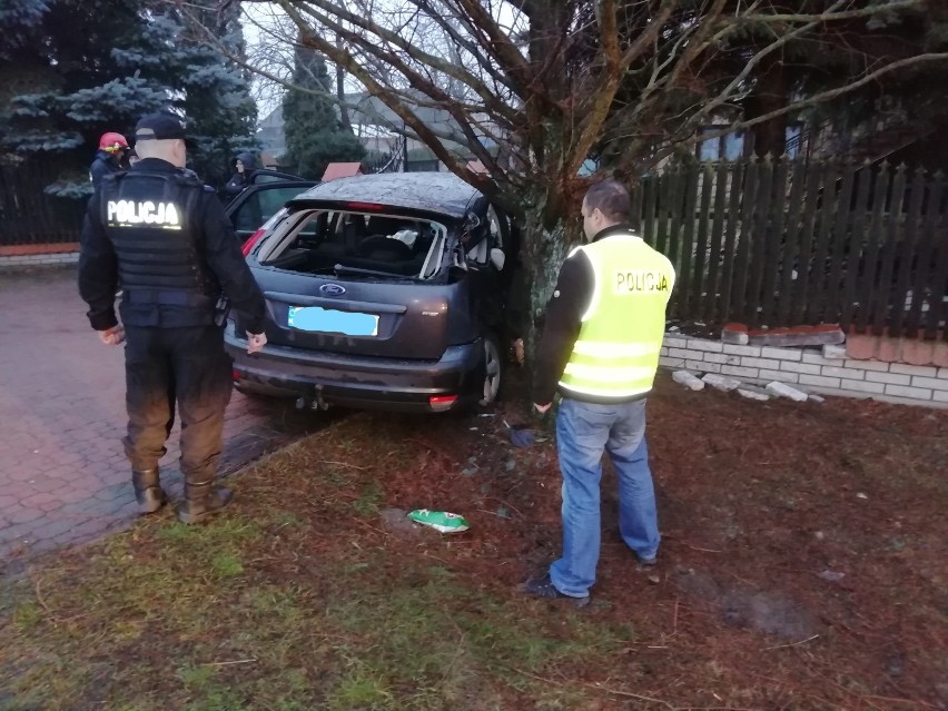 Wypadek w miejscowości Borowa (gm. Gidle). 18-latek wjechał w ogrodzenie, 4 osoby ranne [ZDJĘCIA]