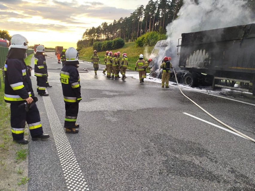 Wzorowy korytarz życia na autostradzie A1 pod Grudziądzem. Strażacy: "Wielkie brawa dla kierowców"