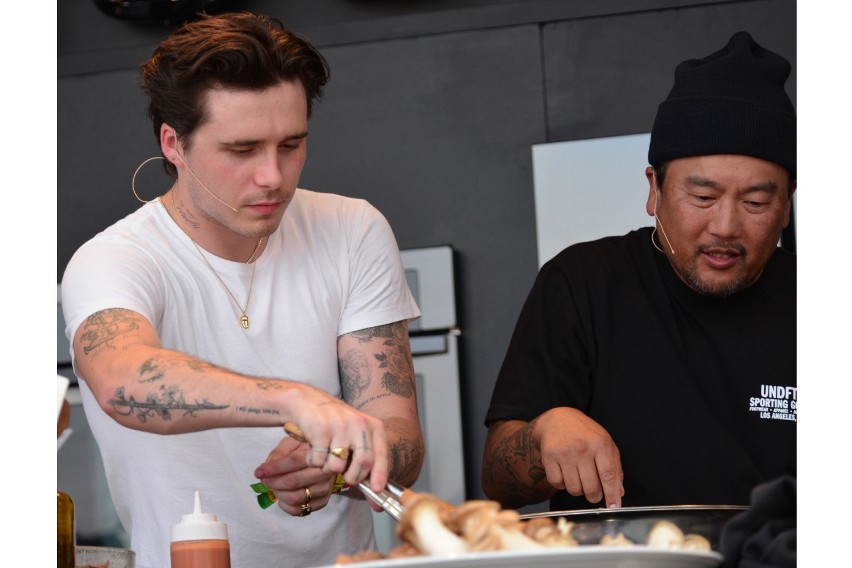 Brooklyn Beckham pomaga, gdy szef kuchni Roy Choi wraz z...