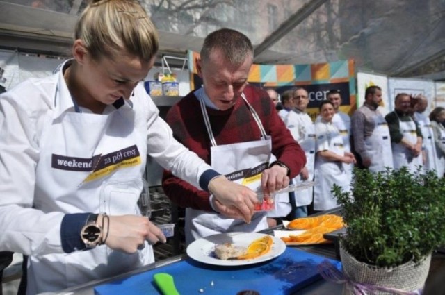 W niedzielę, 19 kwietnia burmistrz Nowego Dworu Gdańskiego wspólnie z prezydentami Gdańska i Tczewa, burmistrzami Gniewa, Malborka i Pucka oraz Sekretarzem Krynicy Morskiej uczestniczyć w przygotowywaniu ciekawych potraw w ramach akci "Weekend za pół ceny".