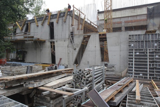 Na budowie basenu przy ulicy Żeromskiego w Sosnowcu sporo się dzieje. Widać już fragment nowej części budynku.

Zobacz kolejne zdjęcia. Przesuwaj zdjęcia w prawo - naciśnij strzałkę lub przycisk NASTĘPNE Armagiedron