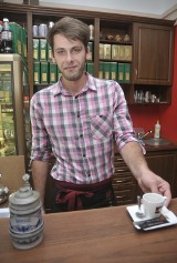 Michał Ponikowski, kelner-barista z herbaciarnio-kawiarni Południk 18