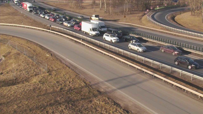 Utrudnienia na autostradowej obwodnicy Krakowa. Zderzyły się trzy samochody [ZDJĘCIA]