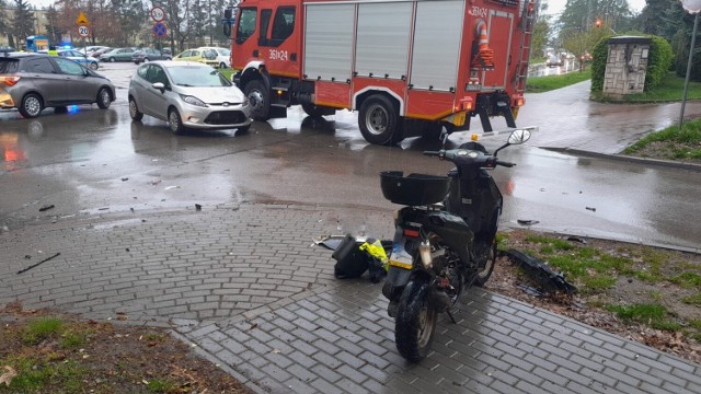 W wyniku zderzenia samochodu osobowego z motorowerem ranny pomocy medycznej wymagał kierowca jednośladu