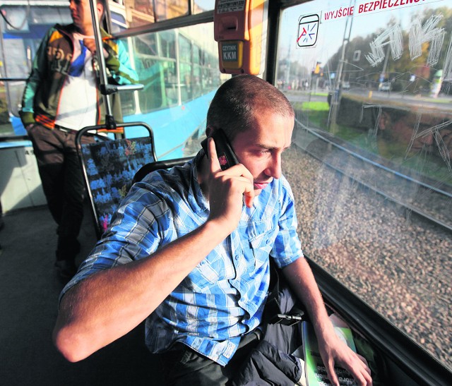 Coraz więcej krakowian narzeka na głośne rozmowy w tramwajach. Urzędnicy chcą w zabawny sposób walczyć z tym zjawiskiem.