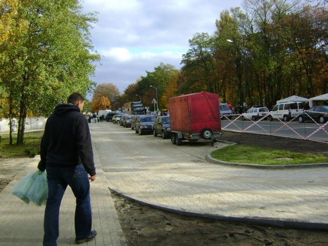 Dzisiejszy wygląd ulicy Goleniowskiej i terenu do niej przyległego, naprzeciw cmentarza w Szczecinie Dąbiu.