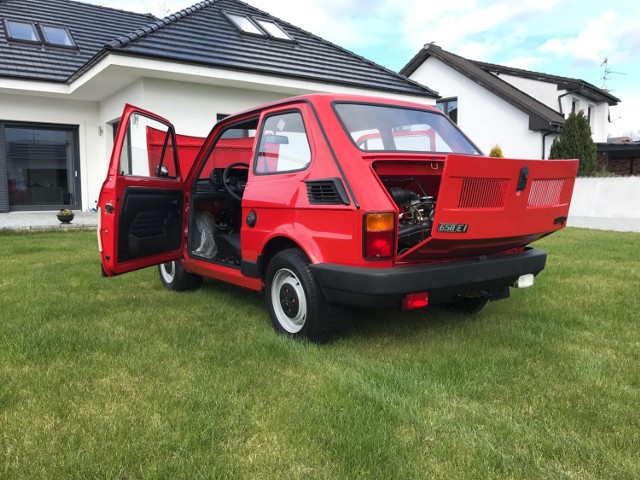 Ma 27 lat i przebieg zaledwie 22 kilometry, wygląda jakby wczoraj opuścił fabrykę i budzi międzynarodowe zainteresowanie. Fiat 126p z Tarnowa Podgórnego, który właśnie oczekuje na nowego właściciela. 

Przejdź dalej i zobacz kolejne zdjęcia --->