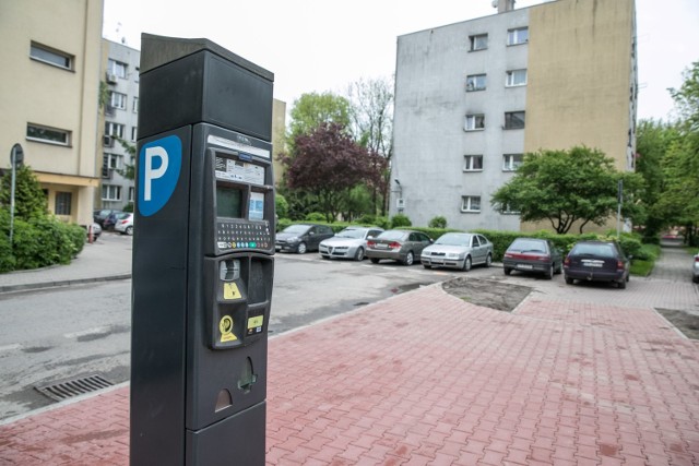 Gmina zawłaszczyła parking przy ul. Krasickiego i wyznaczyła na nim Strefę Płatnego Parkowania