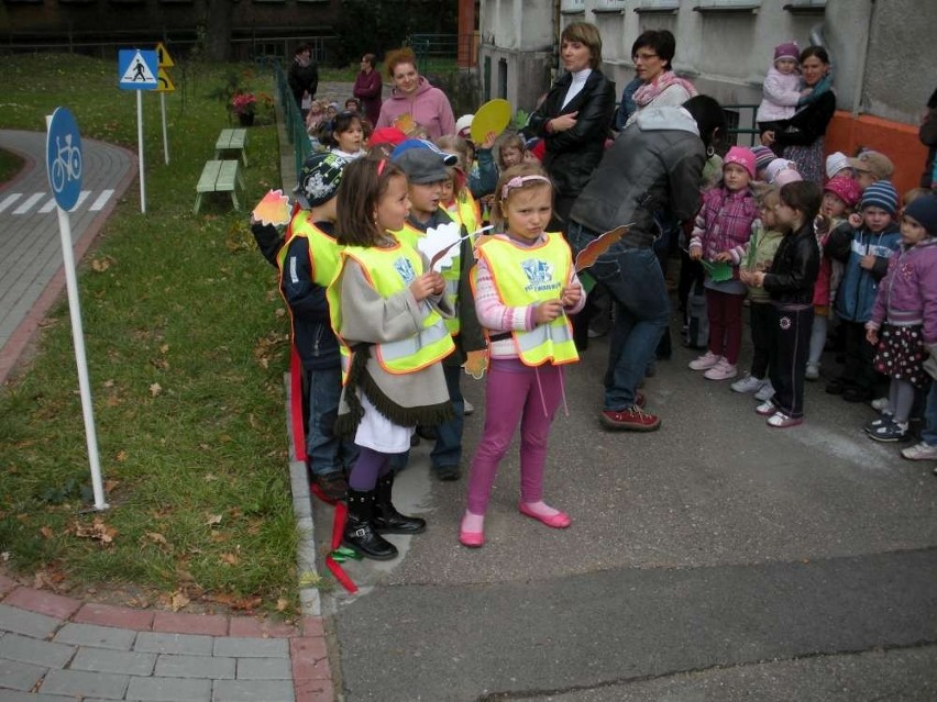 Dzieci z chodzieskiego Przedszkola nr 4 świętowały imieniny dębu