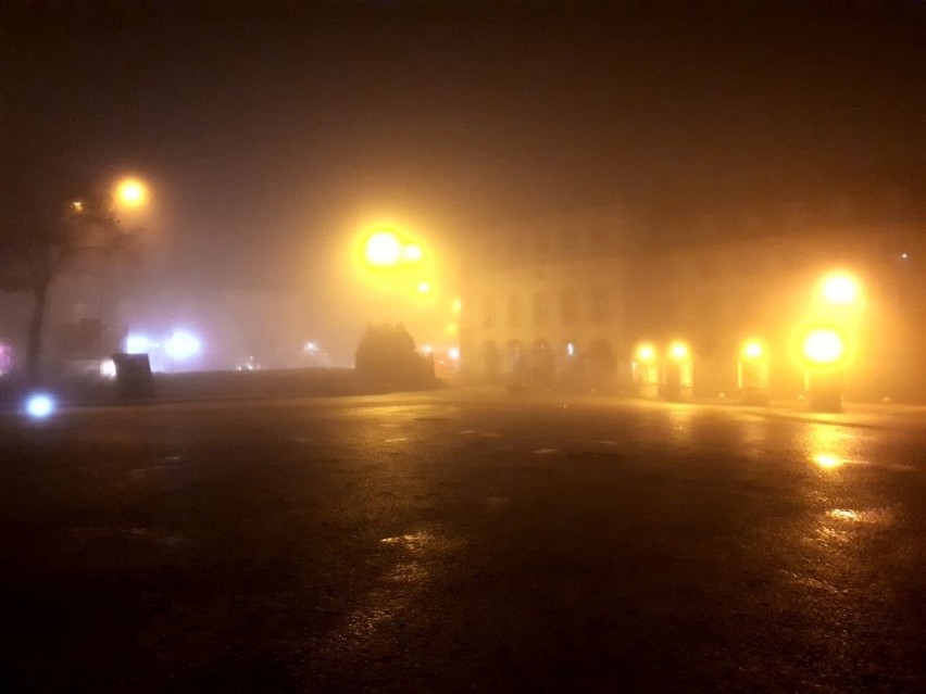 Gęsta mgła nad Jasłem. W czwartkowy wieczór widoczność na drogach była mocno ograniczona [ZOBACZ ZDJĘCIA ]