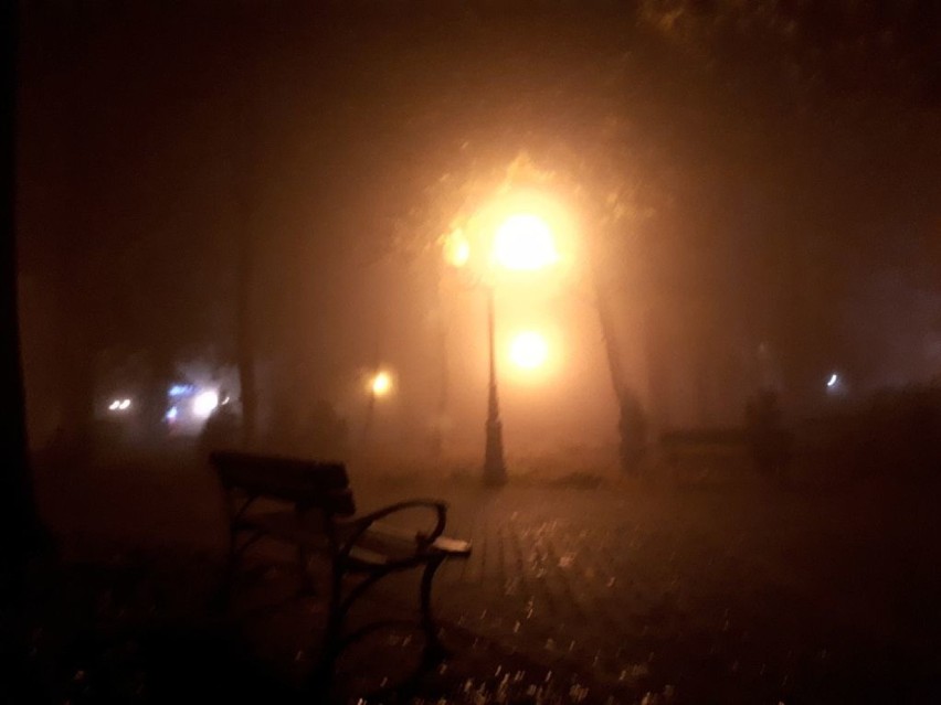 Gęsta mgła nad Jasłem. W czwartkowy wieczór widoczność na drogach była mocno ograniczona [ZOBACZ ZDJĘCIA ]