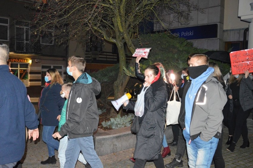 Tłumy ludzi protestują w Ostrowcu w obronie kobiet. Z mocnymi okrzykami ruszyli pod siedzibę Prawa i Sprawiedliwości [WIDEO, ZDJĘCIA]