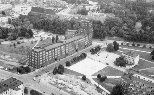 Gmach przy ul. Krasińskiego 1/7, siedziba Dzielnicowej Rady Narodowej Wrocław-Śródmieście i urzędu pocztowego, za nim widoczny budynek Panoramy Racławickiej. Rok 1975