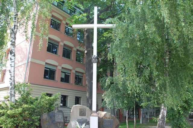 Pomnik Golgota Wschodu na skwerze przed I Liceum Ogólnokształcącym w Jaśle