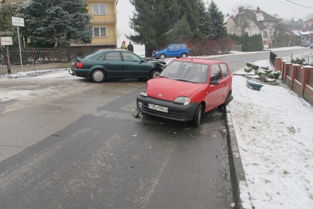 Na ul. Starowiejskiej w Osieku doszło do zderzenia dwóch samochodów osobowych audi i seicento