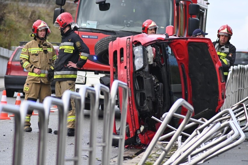 Czerwone BMW kontra barierki uliczne. Wypadek na ul. Gagarina w Wałbrzychu [ZDJĘCIA]