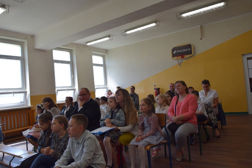 Gminny Konkurs Recytatorski "Totus Tuus - Cały Twój Maryjo!" w Szkole Podstawowej w Bieniądzicach ZDJĘCIA