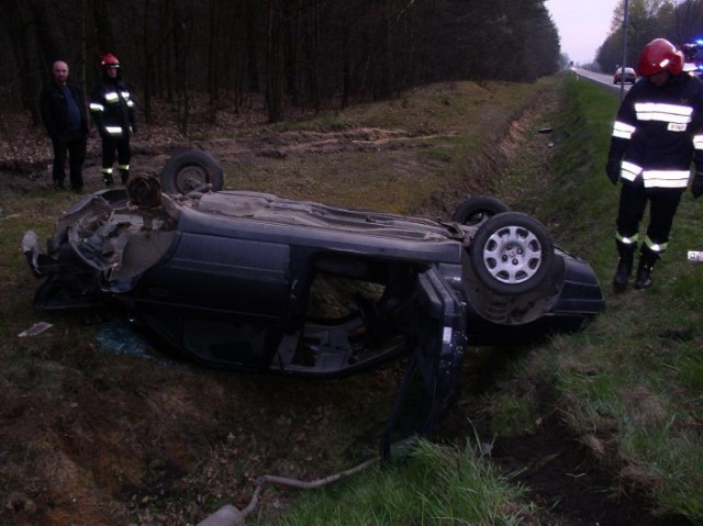 Zderzenie aut na krajowej dwunastce k.Opoczna. Peugeot 405 na dachu