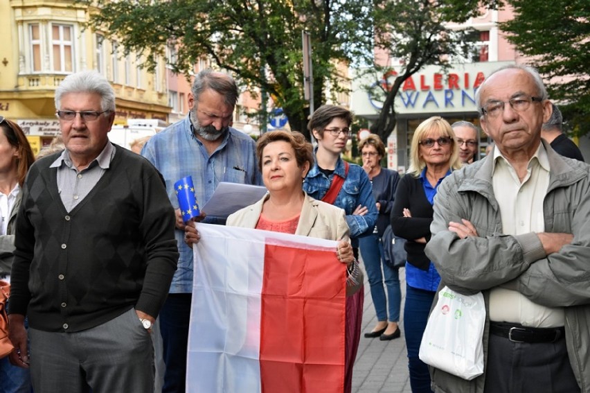 Protest Komitetu Obrony Demokracji przed sądem w Legnicy [ZDJĘCIA]