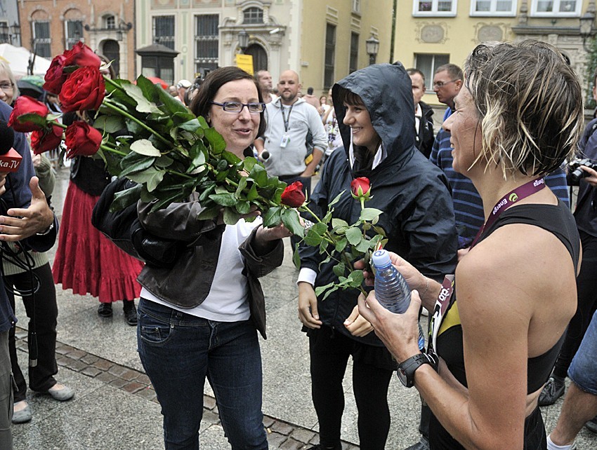 Maraton Solidarności 2012: Protest w imię solidarności. Feministki wręczyły róże biegaczkom ZDJĘCIA