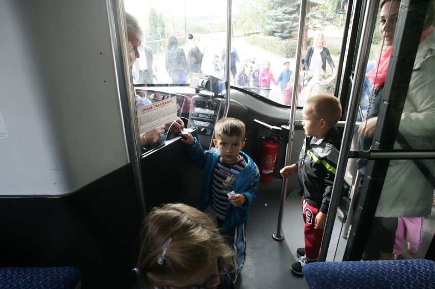 Dzieci pomalowały autobus w Legnicy (ZDJĘCIA)