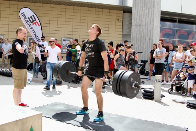 Przed Galerią Sanowa w Przemyślu, odbyły się pierwsze ogólnopolskie zawody crossfit. Współorganizatorem był Openfit w Przemyślu.

W kategorii kobiet startowało 10 zawodniczek z całego kraju. Pierwsza trójka:
1.Ewa Kopczak (Openfit Przemyśl)
2.Weronika Iwsieczko (Crossfit Rzeszów) 
3. Liliana Małkowska (Crossfit Toruń) 

U mężczyzn startowało 16  zawodników. Oto najlepsi:
1. Ostap Frankiv (Olimp Lviv) 
2. Aleksander Spyra (Crossfit Rzeszów) 
3. Piotr Pencak (Openfit Przemyśl)

Zobacz także: Ruletka w CrossFit Rzeszów
