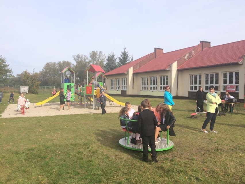 Otwarcie nowego placu zabaw przy szkole w Radnicy