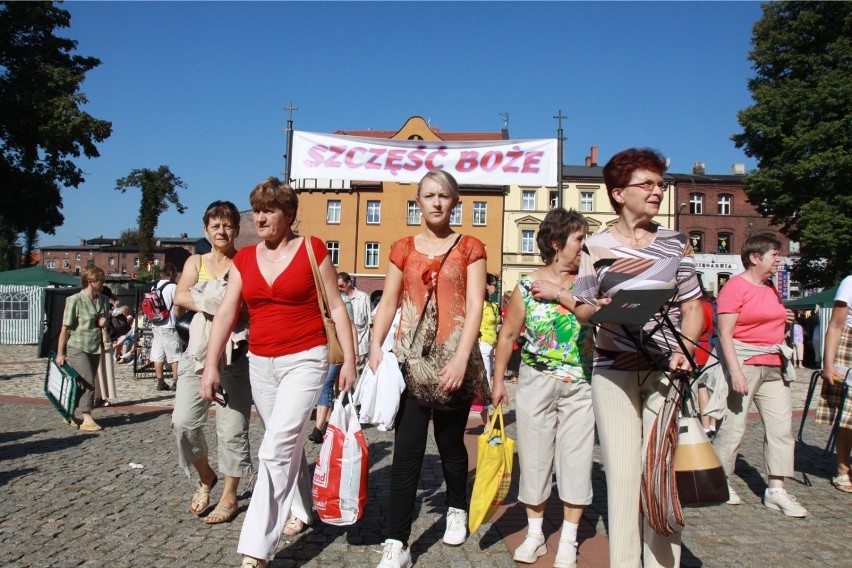 Pielgrzymka kobiet do Piekar Śląskich na archiwalnych...