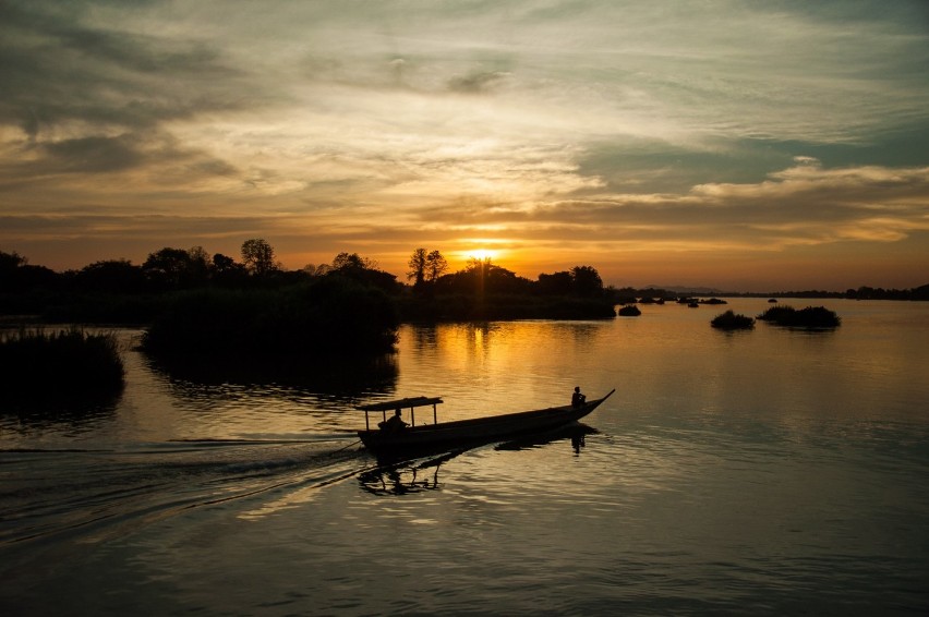 Tak wygląda zachód słońca nad rzeką Mekong w Laosie