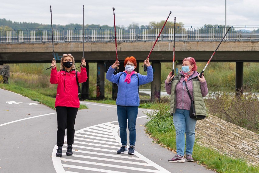 Nowy Sącz. Marszu Różowej Wstążki nie było, ale członkinie Stowarzyszenia Europa Donna z Nowego Sącza spacerowały po ścieżce przy Kamienicy 