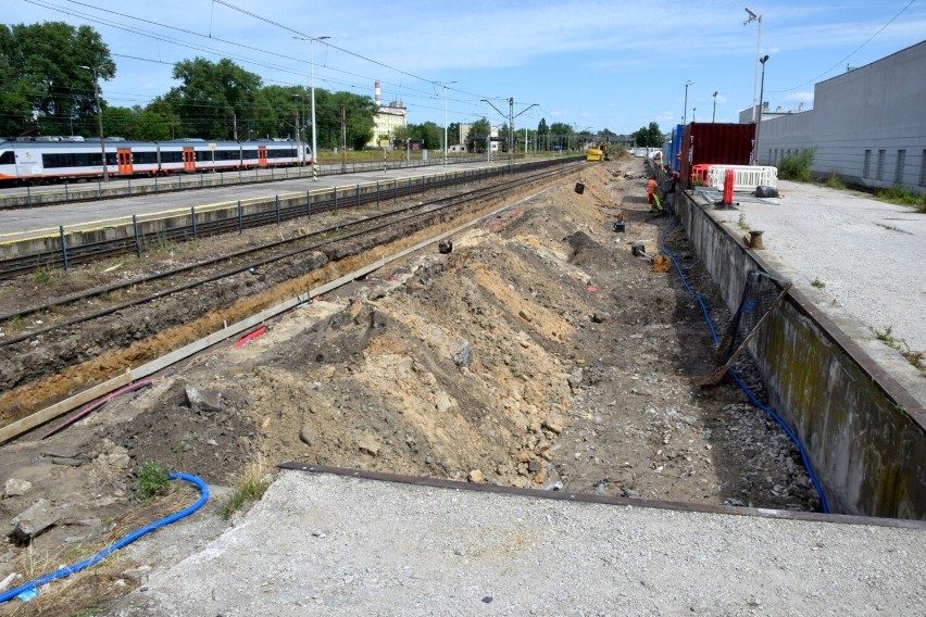 Na stacji kolejowej w Kielcach rozkopano peron numer 1,...