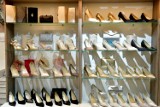 W hali targowej Feniks przy targowisku na Śląskiej w Radomiu można znaleźć duży wybór butów, torebek i plecaków. Zobacz zdjęcia