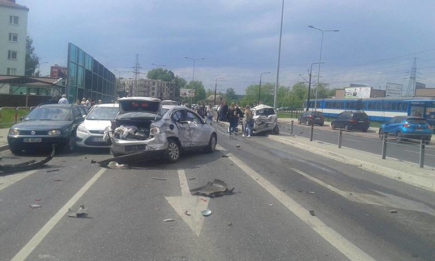 Karambol w Krakowie. Wypadek na Ruczaju. Uszkodzonych kilkanaście samochodów  [NOWE ZDJĘCIA]